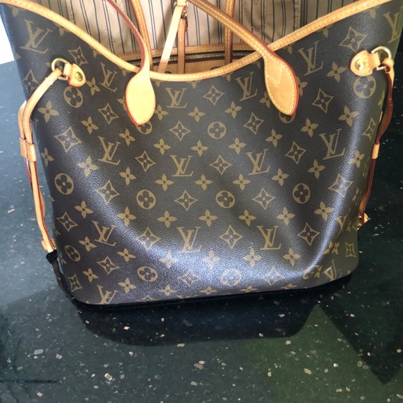 Louis Vuitton - Picture 3 of 3